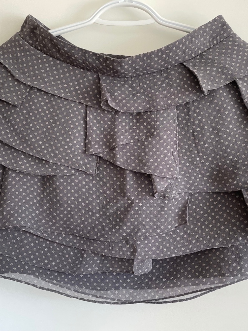 EUC Club Monaco Grey Floral Patterned Tiered Ruffled Lined Mini Skirt Size 6